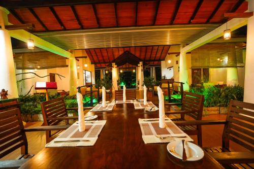Un restaurante o sitio para comer en Hotel Tamarind Tree