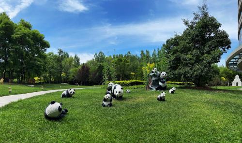 Κήπος έξω από το Renaissance Tianjin Lakeview Hotel