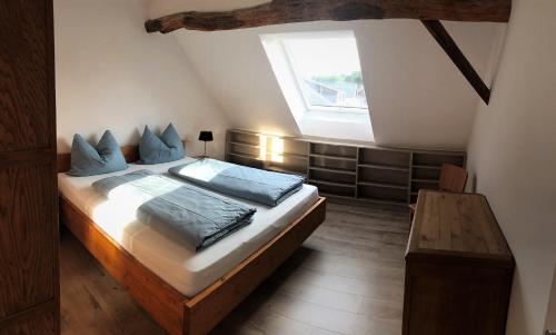 Un dormitorio con una cama grande y una ventana en POSTRELAIS ARDENNES "Beau Séjour", en Burg-Reuland