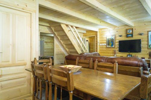 uma sala de jantar com uma mesa e um sofá em Holiday Home JASEN em Kolašin