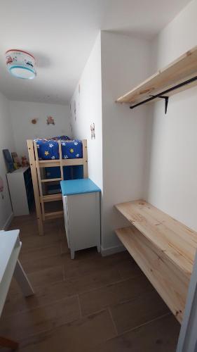 - une chambre avec une table et un banc dans l'établissement Appartement BELLEVUE LES ISSAMBRES, à Roquebrune-sur Argens