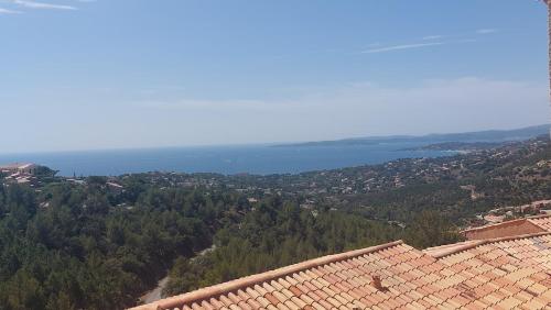 - une vue sur la ville et le lac depuis un bâtiment dans l'établissement Appartement BELLEVUE LES ISSAMBRES, à Roquebrune-sur Argens
