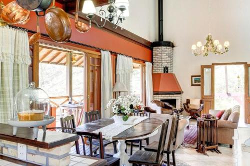 a kitchen and living room with a table and chairs at Mansão da Imperatriz: Vintage, Termas e Natureza in Santo Amaro da Imperatriz