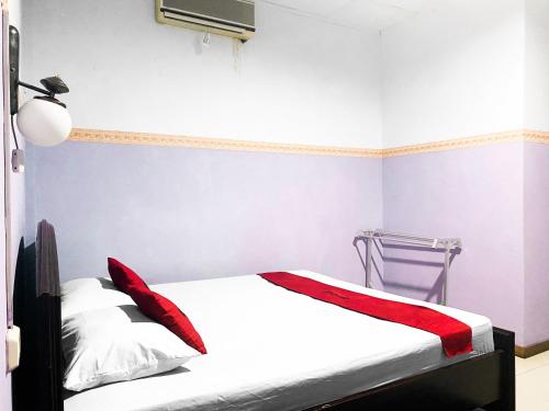 Katil atau katil-katil dalam bilik di RedDoorz near Terminal Dangerakko Palopo