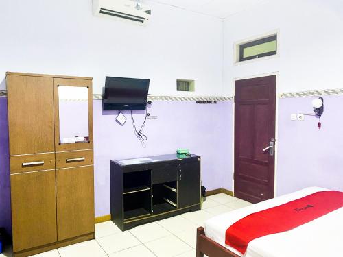 Televisyen dan/atau pusat hiburan di RedDoorz near Terminal Dangerakko Palopo