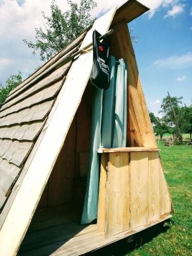 ein Zelt mit einem Surfbrett auf einem Feld in der Unterkunft Camping Dreieck in Lenzing