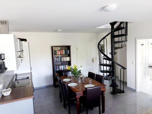 a kitchen and dining room with a table and chairs at Hochwertige Ferienwohnung direkt am Hafen mit Balkon in Ostseebad Karlshagen