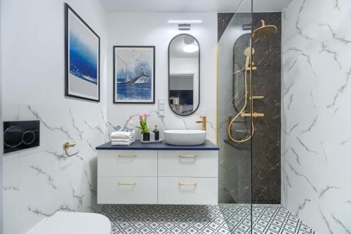 a bathroom with a sink and a shower at HO!HOUSE SHELLTER ROGOWO in Rogowo