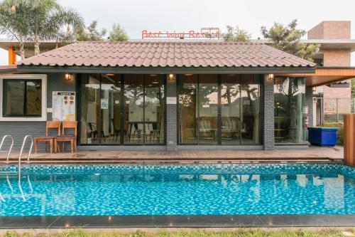 สระว่ายน้ำที่อยู่ใกล้ ๆ หรือใน Best Way Resort