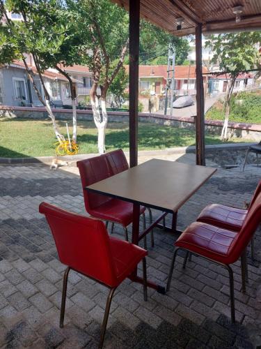 einen Tisch und vier Stühle unter einem Pavillon in der Unterkunft Tarabya Family Suıt Villa in Istanbul