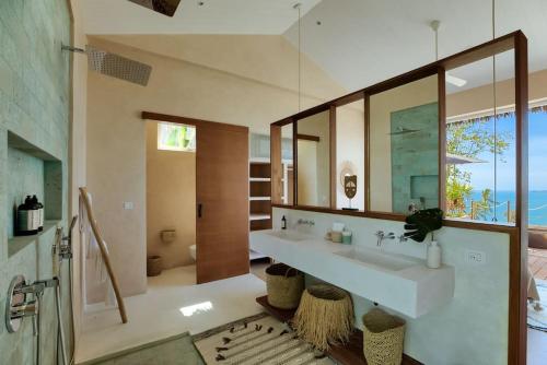 Koupelna v ubytování Exotic Seaview villa