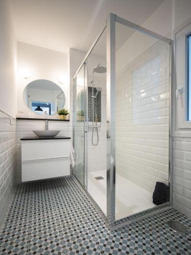 a bathroom with a glass shower and a sink at Apartamento Luis de Vargas in Huelva