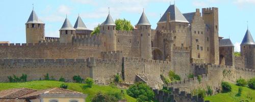 a large castle with turrets on top of a hill at studio des lices Villesequelande in Villesequelande