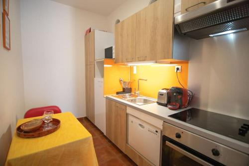 une petite cuisine avec un comptoir et un évier dans l'établissement FLC-Gd Studio 4p -CLIM- BOX extra 1 car St Charles, à Marseille