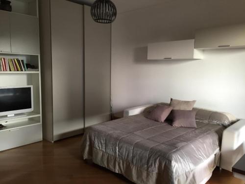 ローマにあるMonolocale Eurのベッドルーム(ベッド1台、薄型テレビ付)