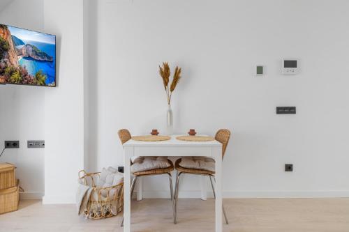 una mesa y sillas blancas en una habitación blanca en Sunny terrace in Fuengirola - Ref 226 en Fuengirola