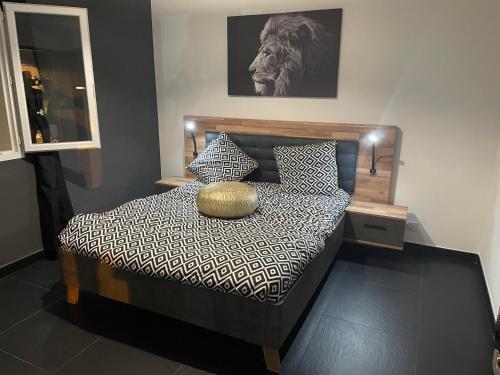 um quarto com uma cama com um leão em Meublé de tourisme MARTINET em Vénéjan