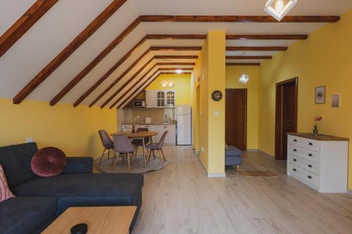 een woonkamer met een bank en een tafel bij Vila Rea in Žabljak