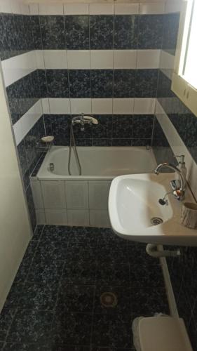 y baño con bañera blanca y lavamanos. en KAZAVIEW, en Mikrós Prínos