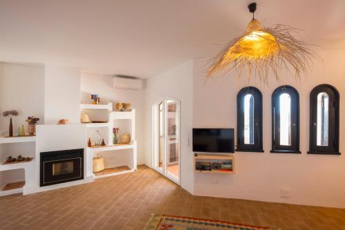 sala de estar con chimenea y TV en Cozy Beach Apartment W/ Sea View, Free Parking & AC en Carvoeiro