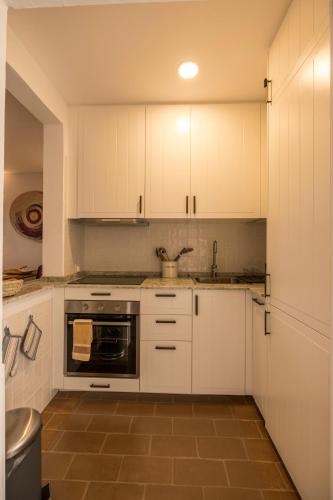 Cozy Beach Apartment W/ Sea View, Free Parking & AC