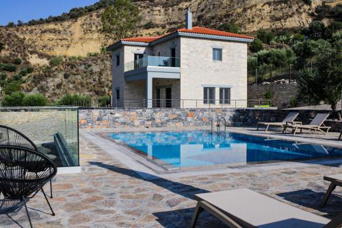 Villa con piscina y casa en ReCrete, en Heraclión