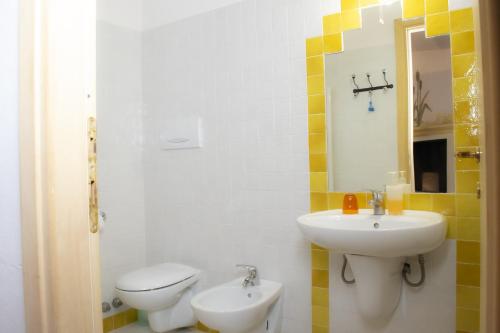 uma casa de banho com um lavatório e um WC em Agriturismo Il Buonvicino em Cassine