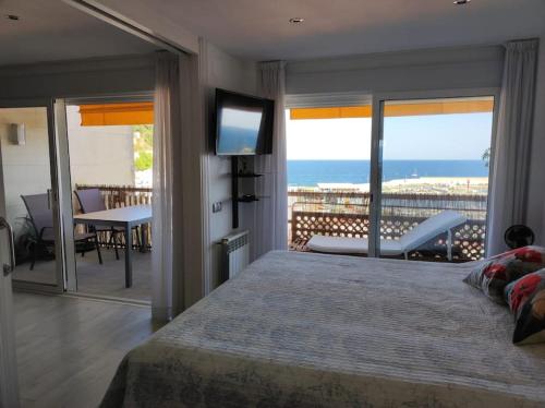 a bedroom with a bed and a view of the ocean at Apartamento con vistas in Blanes