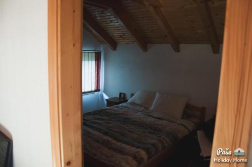 ein Schlafzimmer mit einem Bett in einem blauen Zimmer in der Unterkunft Holiday Home Paša in Zolaći