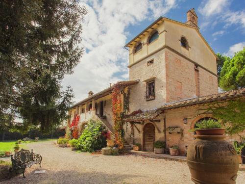 マルシャーノにあるFarmhouse in Marsciano with vineyards olive grovesの花瓶が前に置かれた建物