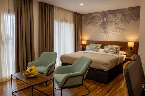 een hotelkamer met een bed en twee stoelen bij Finca Pico in Los Realejos
