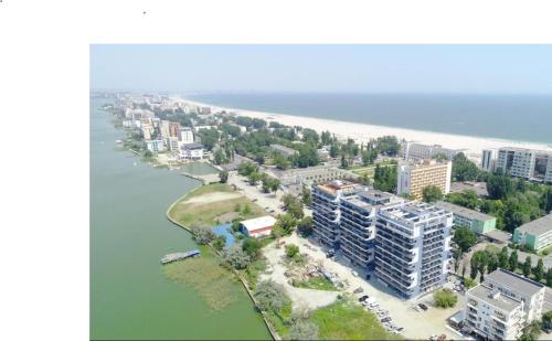 eine Luftansicht einer Stadt neben dem Wasser in der Unterkunft Aparthotel Mirage Sunset - zona Hotel Rex in Mamaia