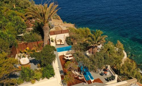een luchtzicht op een resort met een zwembad en de oceaan bij Pafsilipon Suites in Ermoupoli