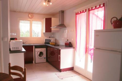 Il comprend une cuisine équipée d'un lave-linge et d'un sèche-linge. dans l'établissement Les Véroniques, à Saint-Pierre-de-Buzet