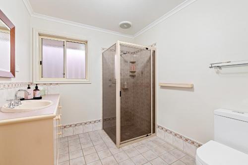 y baño con ducha y lavamanos. en Eudor House, en Mount Gambier