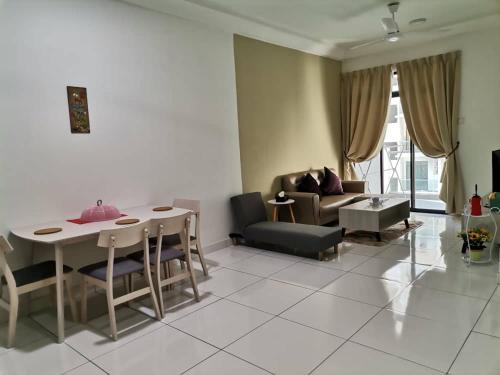 uma sala de estar com uma mesa e um sofá em Paradigm Mall Platino Apartment 2BR 2FREE By Natol em Johor Bahru