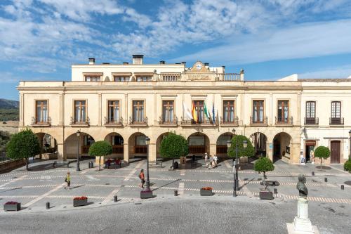 un grand bâtiment avec une cour en face dans l'établissement Parador de Ronda, à Ronda