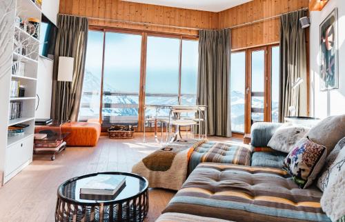 un salon avec un canapé et une table dans l'établissement IMMODREAMS - Le Renard, à Avoriaz