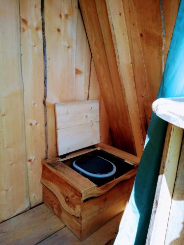 eine Holzhütte mit einem WC in der Mitte in der Unterkunft Camping Dreieck in Lenzing