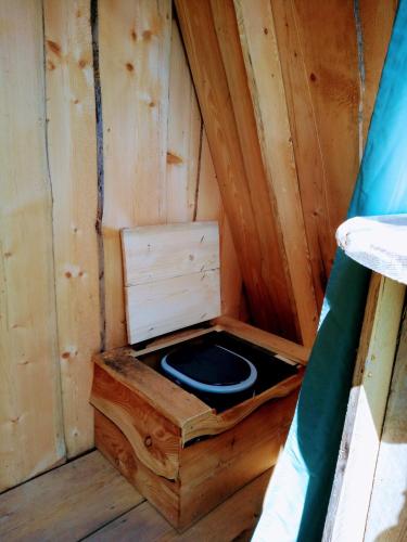 a wooden cabin with a toilet in the middle at Camping Dreieck in Lenzing