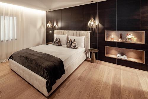 een slaapkamer met een groot bed met zwarte muren bij Schenna Chalet - Apt Stefan in Schenna