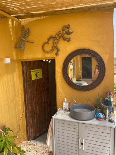 bagno con lavandino e specchio di Yoga Farm a Tavira