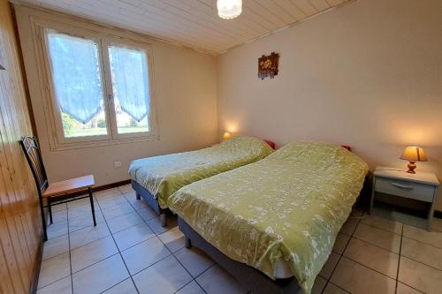1 dormitorio con 2 camas y ventana en Tamaris en Saint-Pierre-de-Buzet