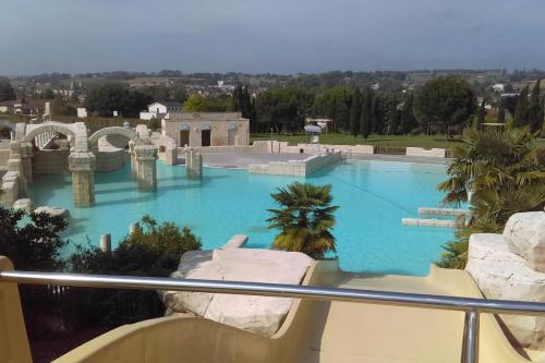 une vue d'une piscine dans un complexe hôtelier dans l'établissement Tamaris, à Saint-Pierre-de-Buzet