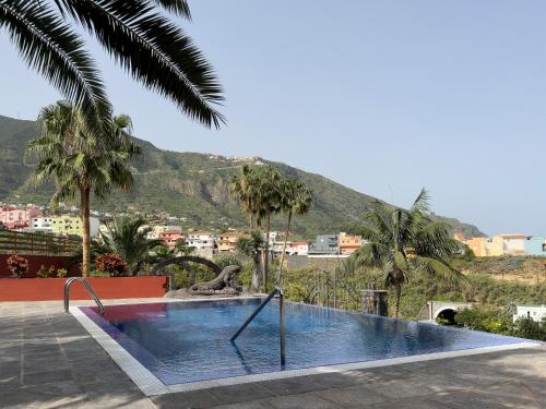 een zwembad met een berg op de achtergrond bij Finca Pico in Los Realejos