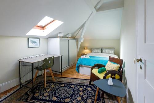um pequeno quarto com uma cama e uma secretária em skyaccommodations Studio 3+ kitchen and double bed em Coimbra