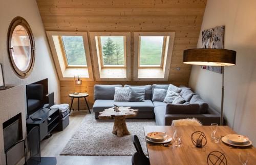 un salon avec un canapé et une table dans l'établissement IMMODREAMS - L'ours polaire, à Morzine