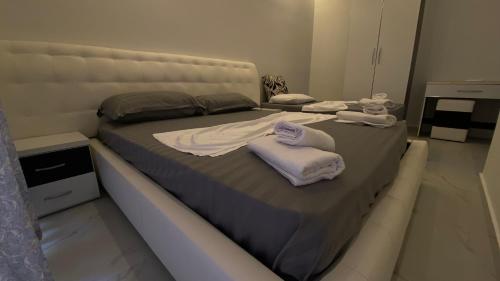 2 Betten mit Handtüchern in einem Schlafzimmer in der Unterkunft Villa Mucodemi 1 in Ksamil