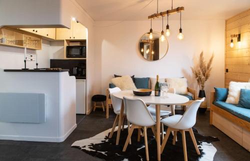 une cuisine et un salon avec une table et des chaises dans l'établissement IMMODREAMS - L'Araucarya, à Avoriaz