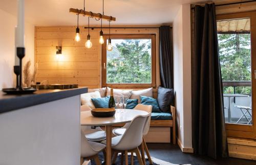 une cuisine et un salon avec une table et un canapé dans l'établissement IMMODREAMS - L'Araucarya, à Avoriaz